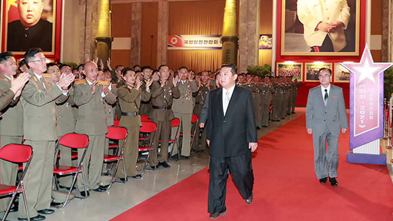 Ο Κιμ Γιονγκ Ουν εμφανίστηκε σε ομιλία με κοστούμι, σανδάλια και κάλτσες!